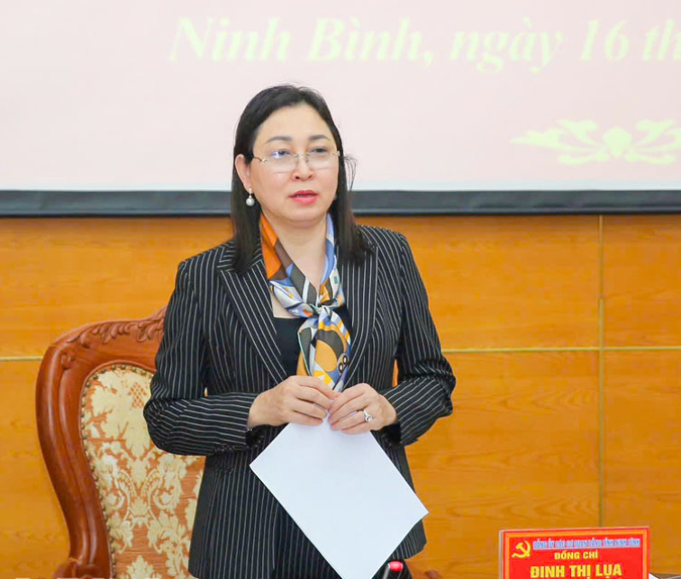 Bà Đinh Thị Lụa - Phó Bí thư Thường trực Tỉnh ủy, Bí thư Đảng ủy các cơ quan Đảng tỉnh Ninh Bình phát biểu tại hội nghị.