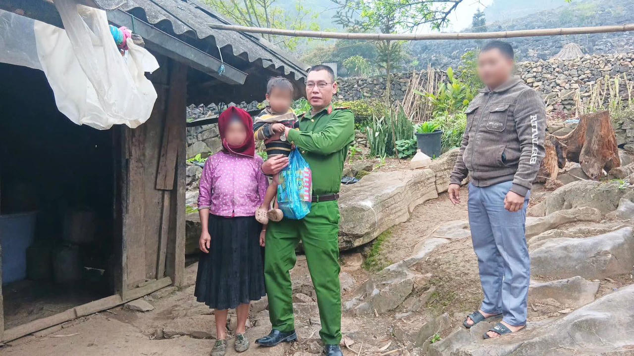 Thiếu tá Trần Đình Phú (áo xanh) đã kịp thời phát hiện, cứu sống một cháu bé ở xã Khâu Vai bị rơi xuống bể nước. Ảnh: CACC.