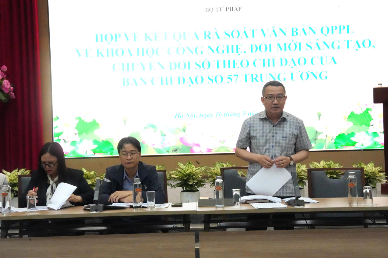 Cục trưởng Hồ Quang Huy chủ trì cuôc họp.