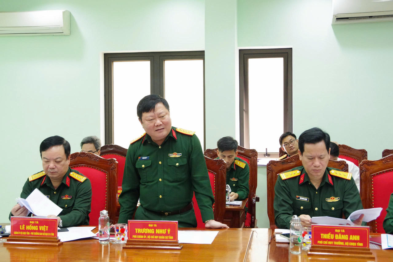 Đại tá Trương Như Ý, Ủy viên Ban Thường vụ Đảng ủy Quân sự tỉnh, Phó Chính ủy Bộ CHQS tỉnh phát biểu tại hội nghị.