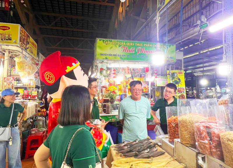 Hộ kinh doanh tại chợ Tân Định (TP.HCM) tiếp cận các thông tin về quy định mới và ưu đãi từ VPBank CommCredit