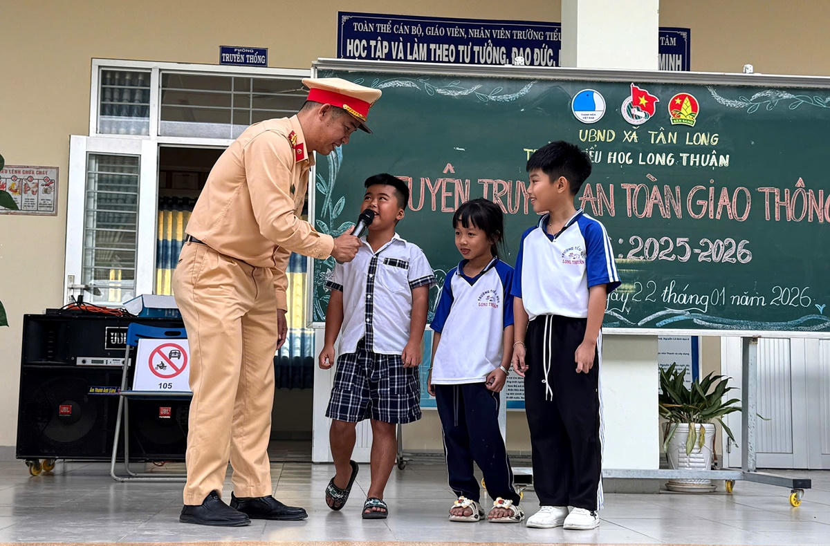 Tăng cường tuyên truyền về an toàn giao thông, đặc biệt là trong môi trường học đường.
