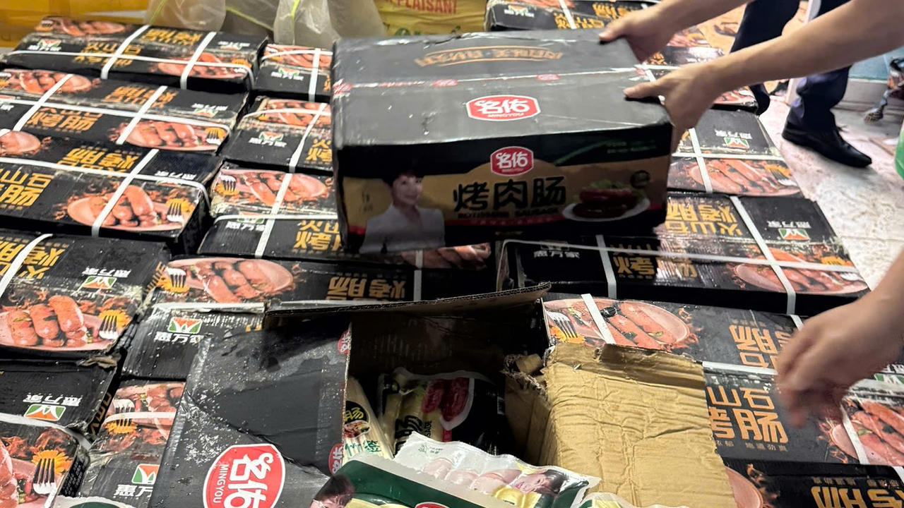 Quản lý thị trường Hà Nội phát hiện gần 1 tấn xúc xích không rõ nguồn gốc