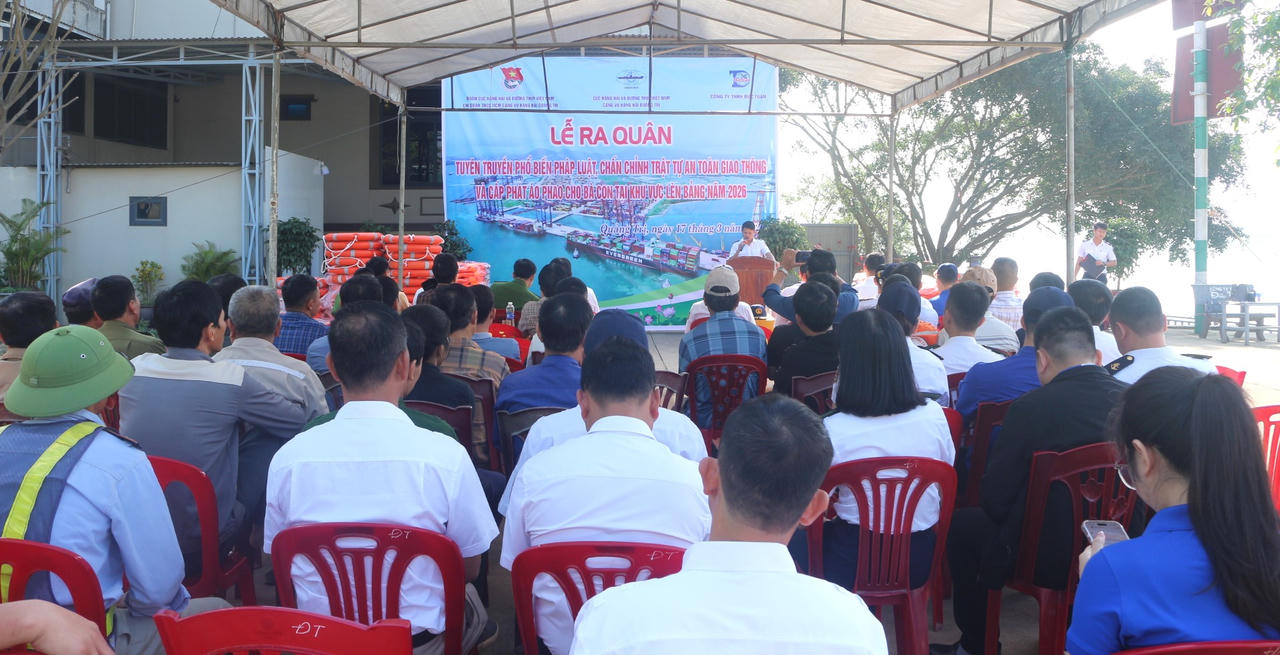 “Mặc áo phao - bảo vệ chính mình”: Thông điệp gửi người dân ven sông Gianh