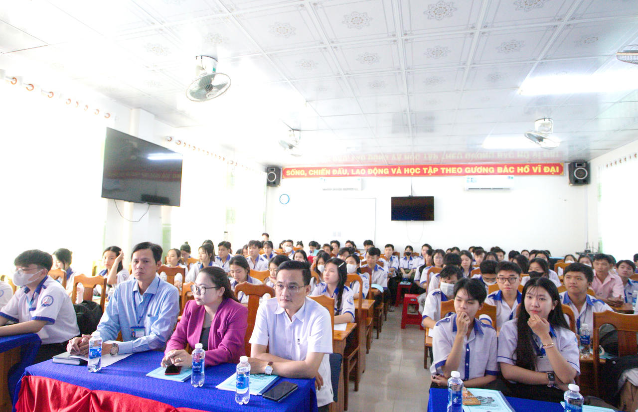 Đại biểu và học sinh Trường THPT Phú Hưng tham dự Hội nghị tuyên truyền pháp luật về phòng, chống bạo lực học đường.