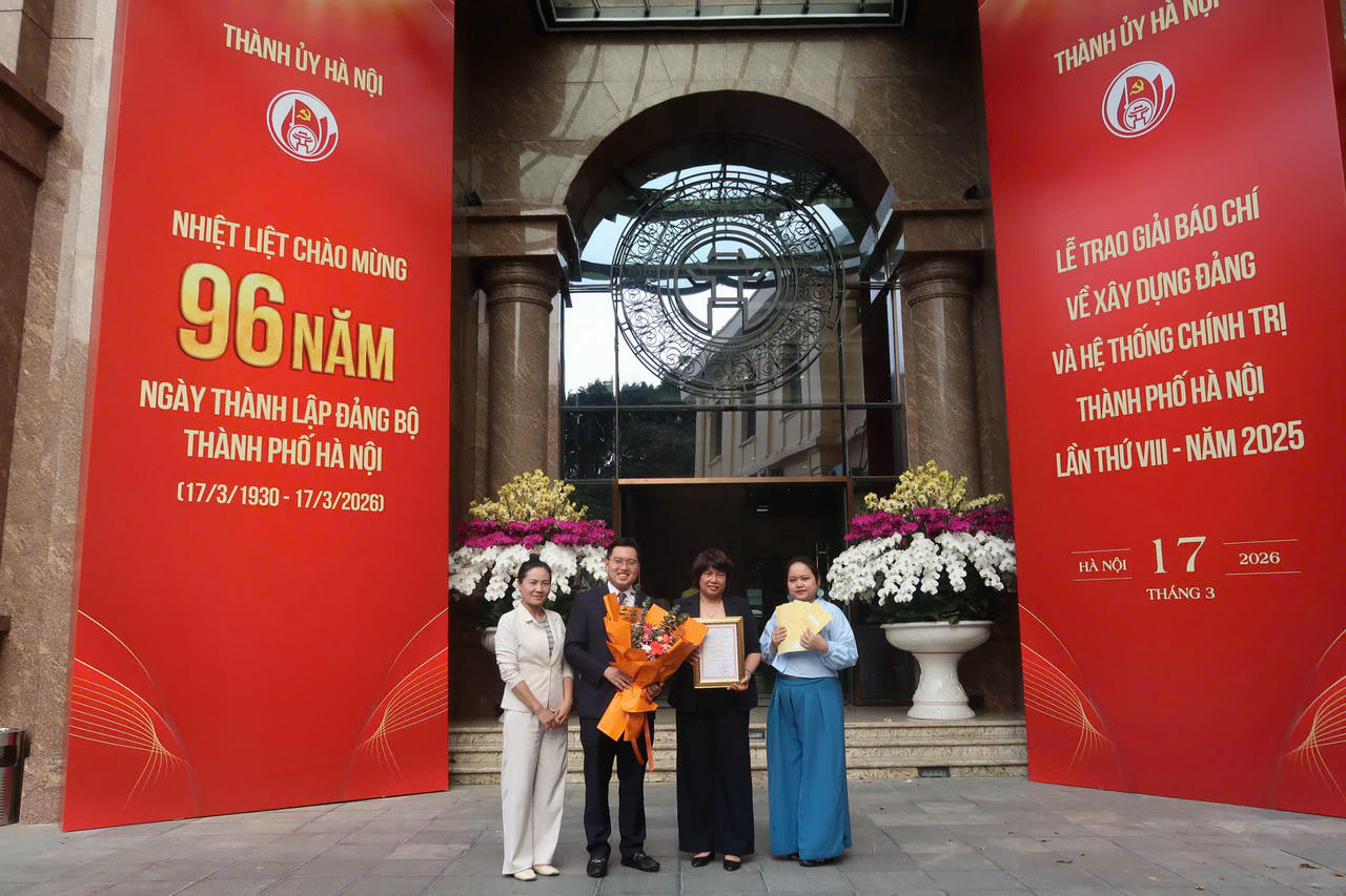 Các đại diện trong nhóm tác giả Báo Pháp luật Việt Nam tại Lễ trao giải.