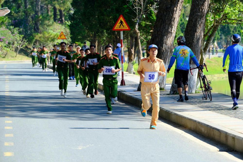 Môn chạy việt dã thu hút 410 vận động viên (trong đó 314 vận động viên nam và 96 vận động viên nữ).