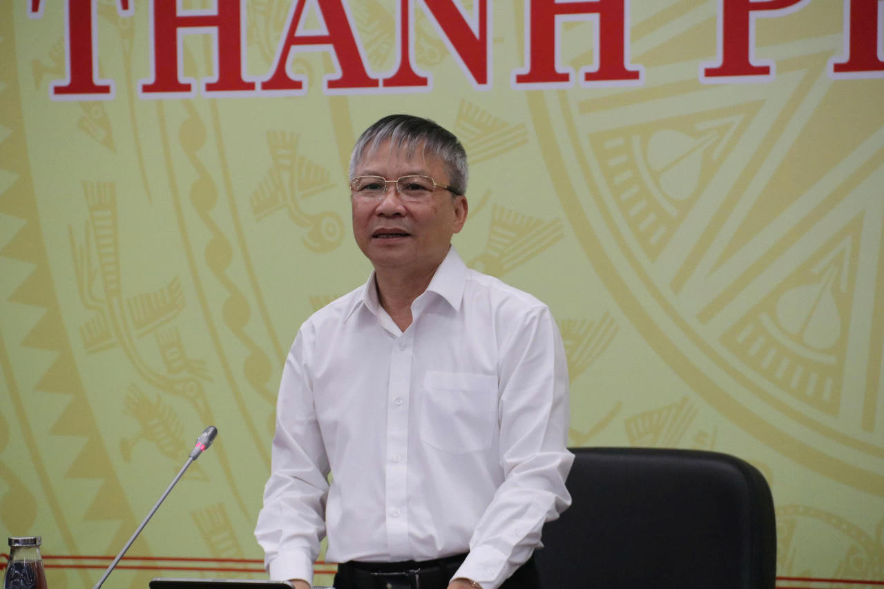 Ông Nguyễn Đức Dũng, Chủ tịch HĐND, Chủ tịch Ủy ban bầu cử TP Đà Nẵng phát biểu tại phiên họp.&nbsp;