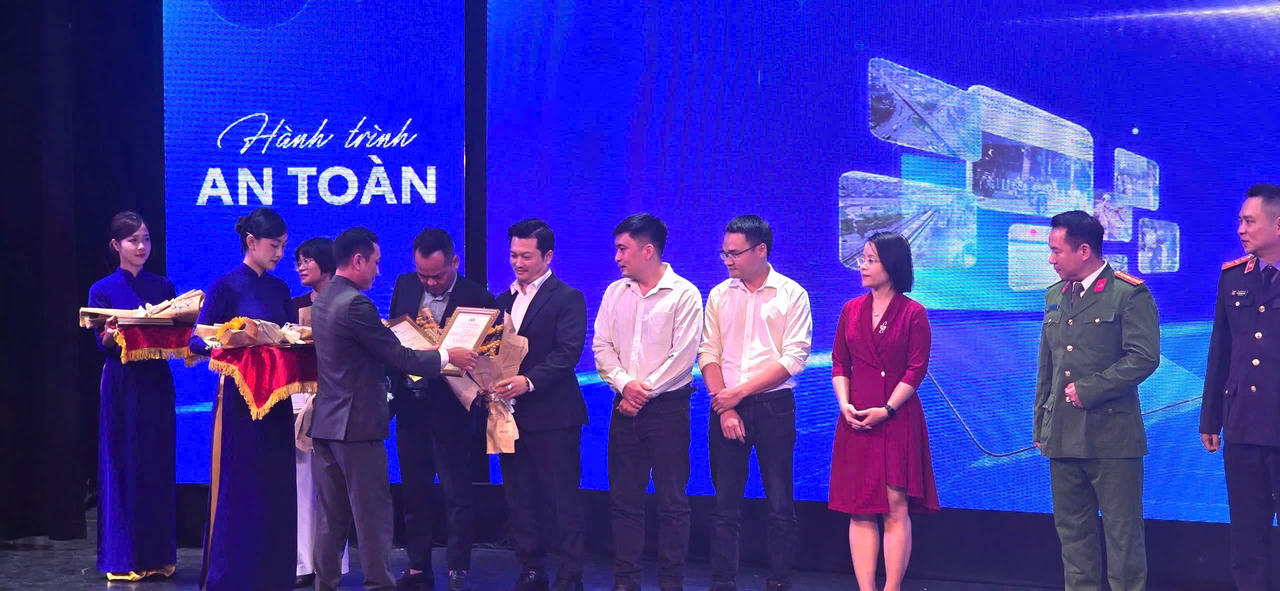 Báo Pháp luật Việt Nam đoạt giải Báo chí tuyên truyền về an toàn giao thông 