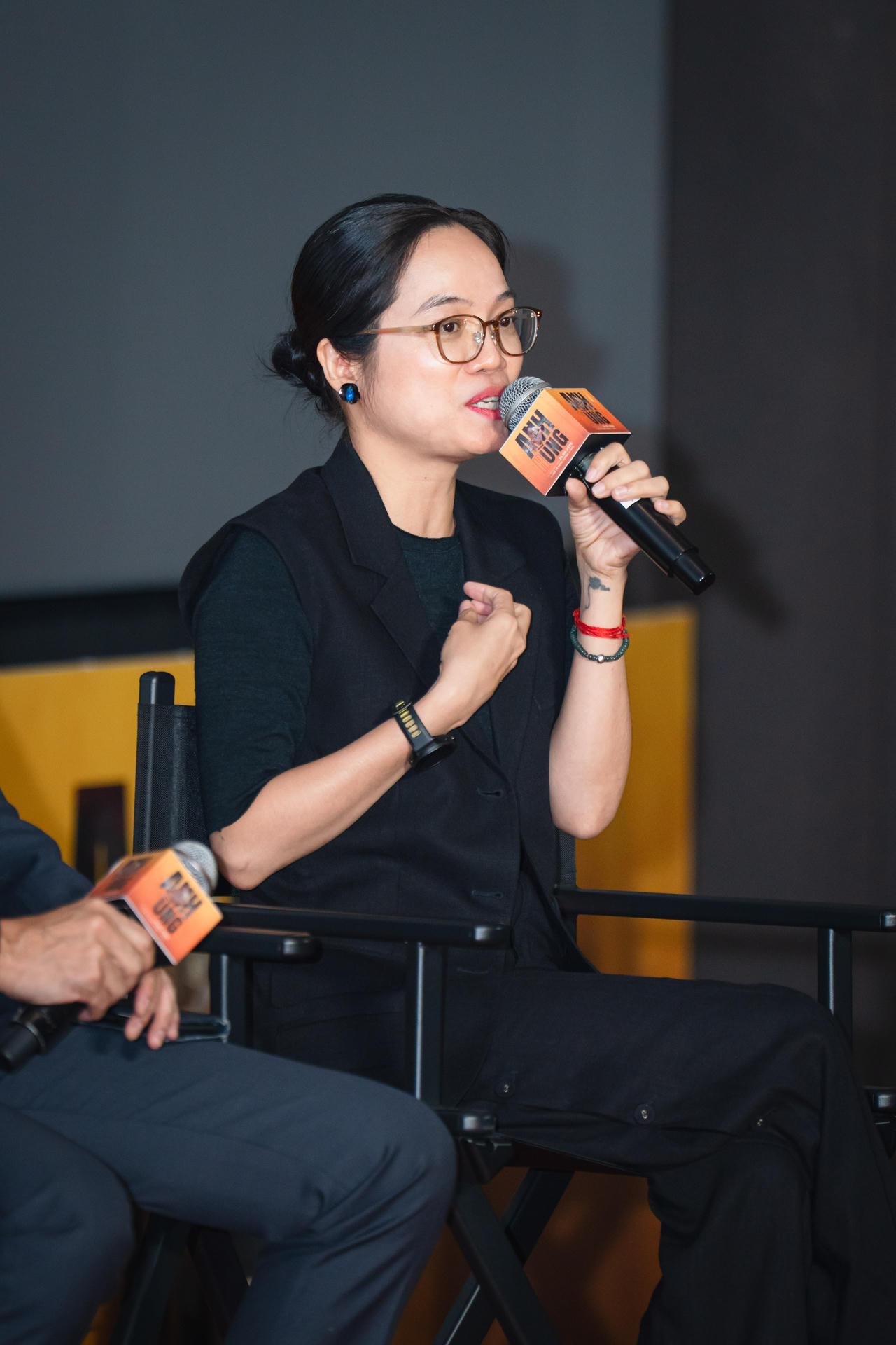 Đạo diễn Võ Thạch Thảo tại buổi giới thiệu phim&nbsp;“Anh Hùng”. Ảnh: NSX