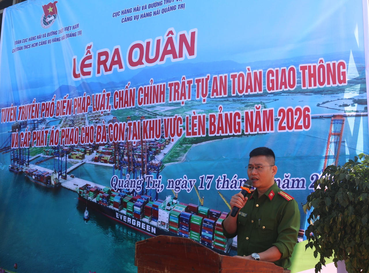 Thiếu tá Trần Mạnh Hùng, Phó Trưởng Công an xã Tuyên Hóa phổ biến các quy định về an toàn giao thông đường thủy tại lễ ra quân.