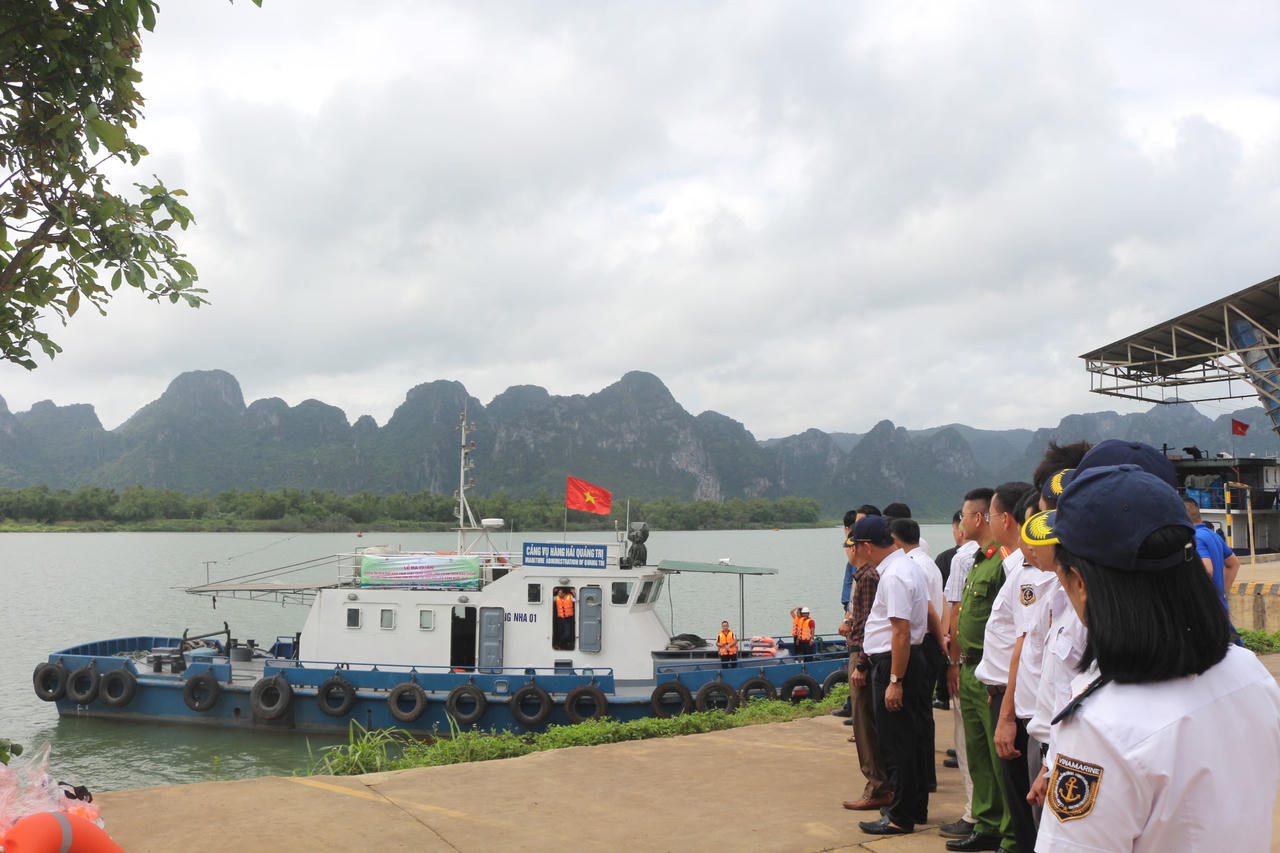 “Mặc áo phao - bảo vệ chính mình”: Thông điệp gửi người dân ven sông Gianh
