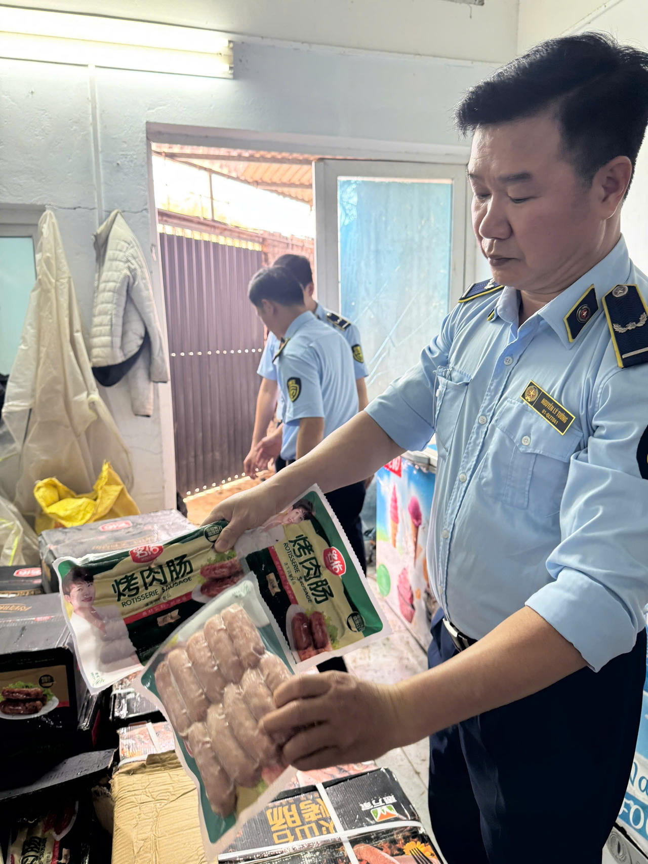 Lực lượng QLTT TP Hà Nội kiểm tra số lượng hàng hóa có dấu hiệu nhập lậu, không rõ nguồn gốc.&nbsp;