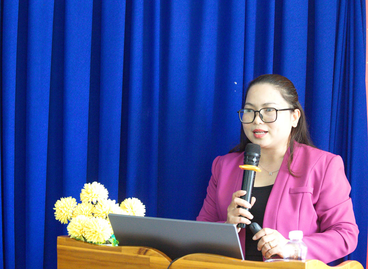 Báo cáo viên Hứa Thị Nguyên - Phó Trưởng phòng phổ biến, giáo dục pháp luật (Sở Tư pháp), phổ biến quy định về quyền, bổn phận của trẻ em và xử lý người chưa thành niên vi phạm pháp luật.