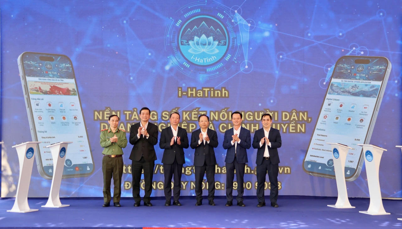 Lãnh đạo Hà Tĩnh tham gia&nbsp;lễ công bố triển khai ứng dụng Công dân số Hà Tĩnh.