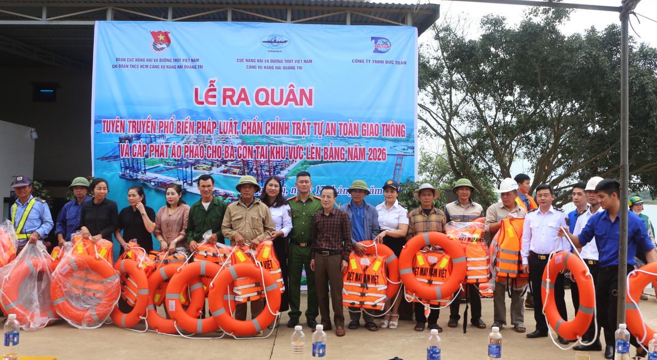 “Mặc áo phao - bảo vệ chính mình”: Thông điệp gửi người dân ven sông Gianh