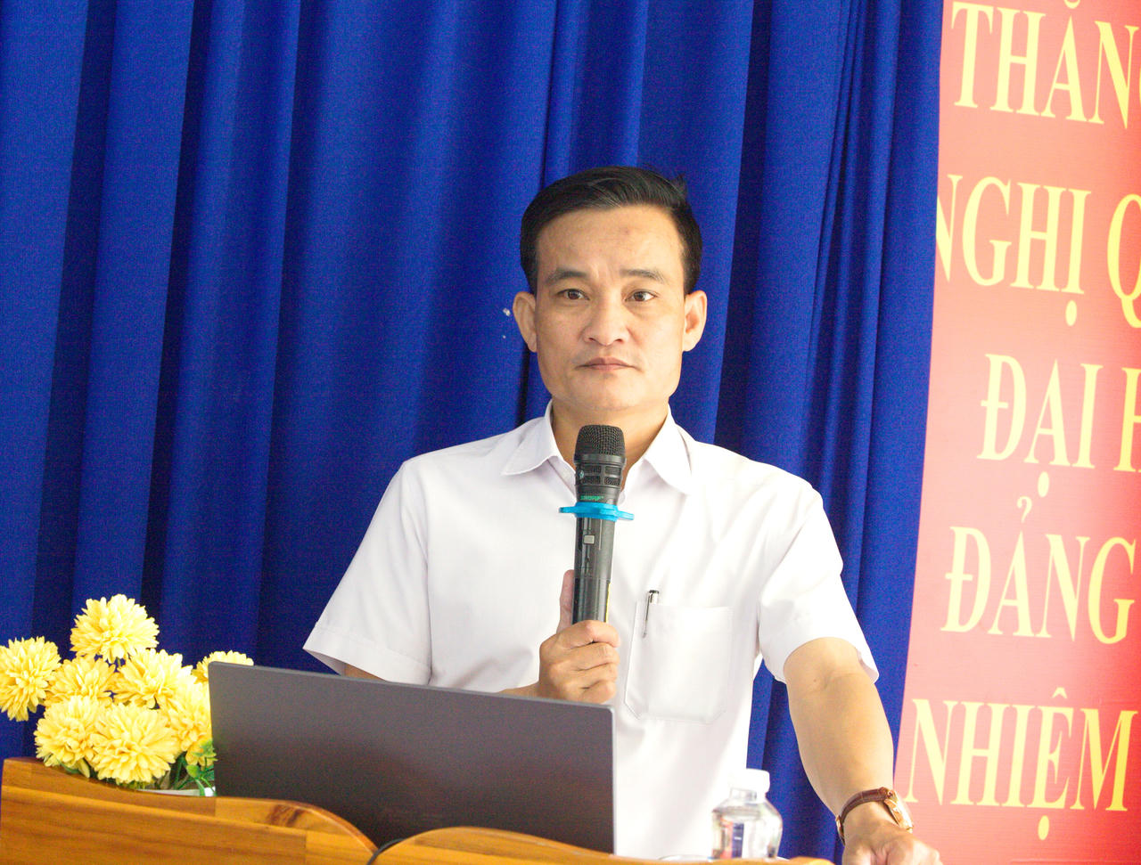 Báo cáo viên Lê Minh Quân - Chuyên viên phụ trách Pháp chế, Sở Giáo dục và Đào tạo Cà Mau (Báo cáo viên pháp luật tỉnh), trình bày chuyên đề về thực trạng, nguyên nhân và giải pháp bạo lực học đường.