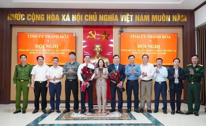 Ban Thường vụ Đảng ủy xã Mường Lát tặng hoa chúc mừng các cán bộ được bổ nhiệm.