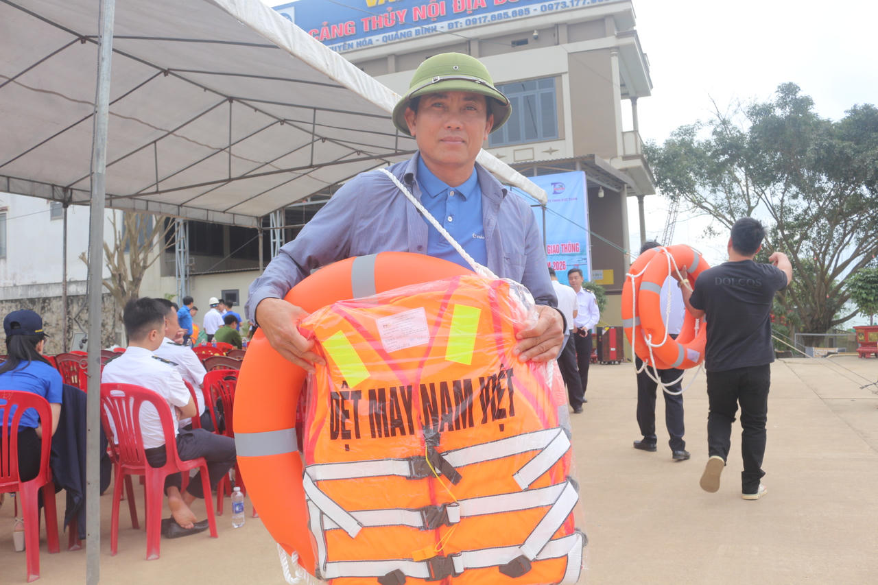 Ông Nguyễn Văn Quả (thôn Kinh Châu, xã Tuyên Hóa) cho rằng việc cấp phát áo phao và hướng dẫn kỹ năng an toàn là rất thiết thực.