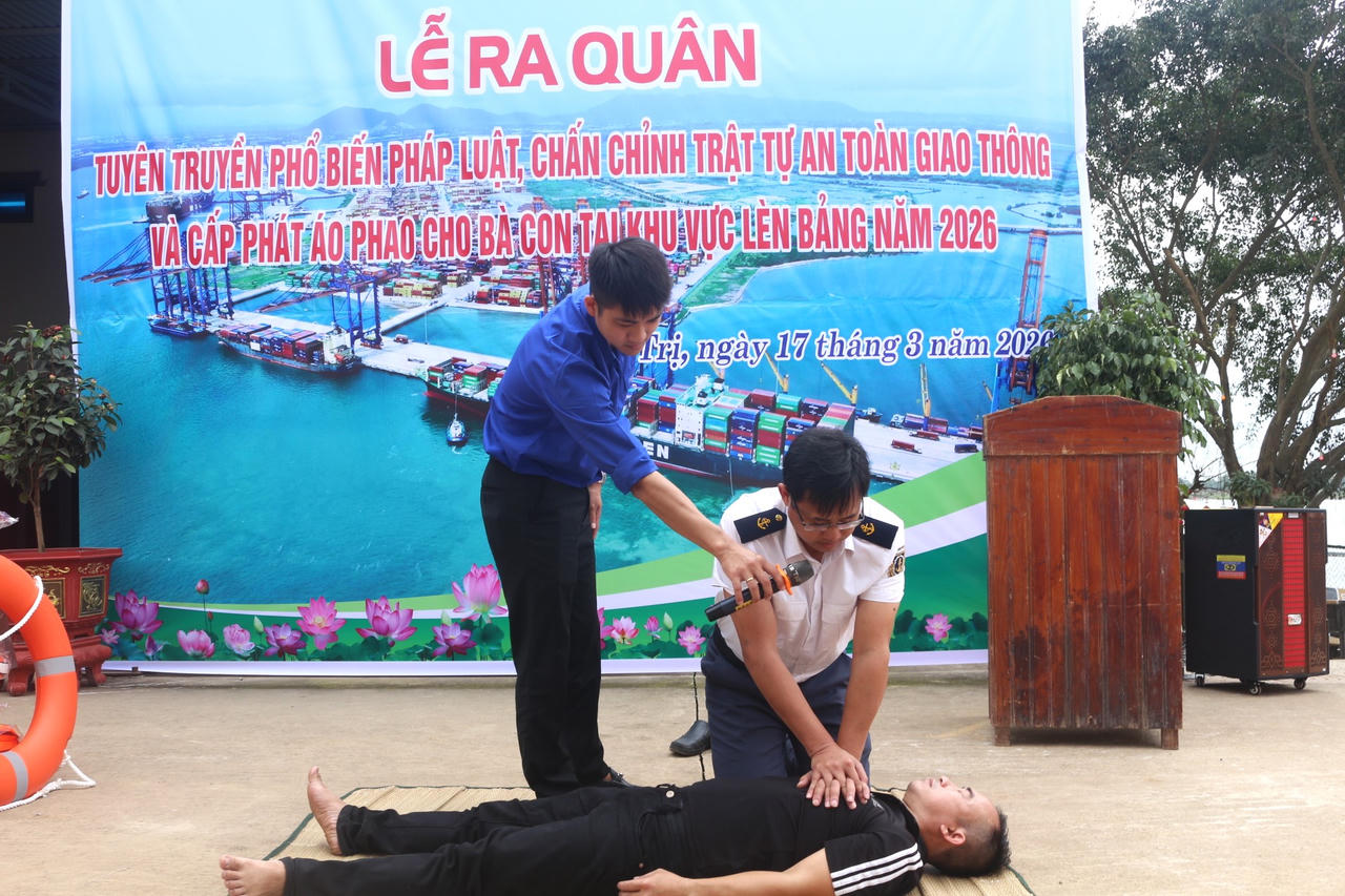 “Mặc áo phao - bảo vệ chính mình”: Thông điệp gửi người dân ven sông Gianh