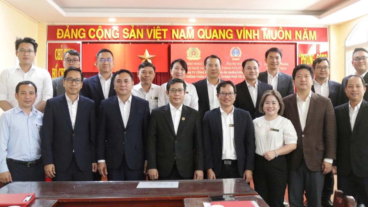 Các đại biểu tham dự hội nghị chụp hình lưu niệm