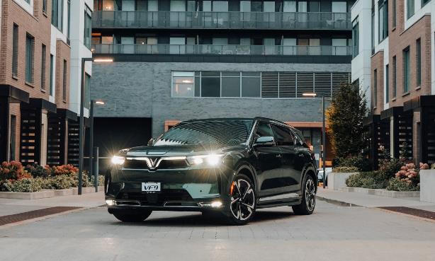 Ưu đãi lên tới 13% giá xe, miễn phí sạc 3 năm: Những đặc quyền khó chối từ cho khách hàng ‘tậu’ VinFast VF 9 trong tháng 3