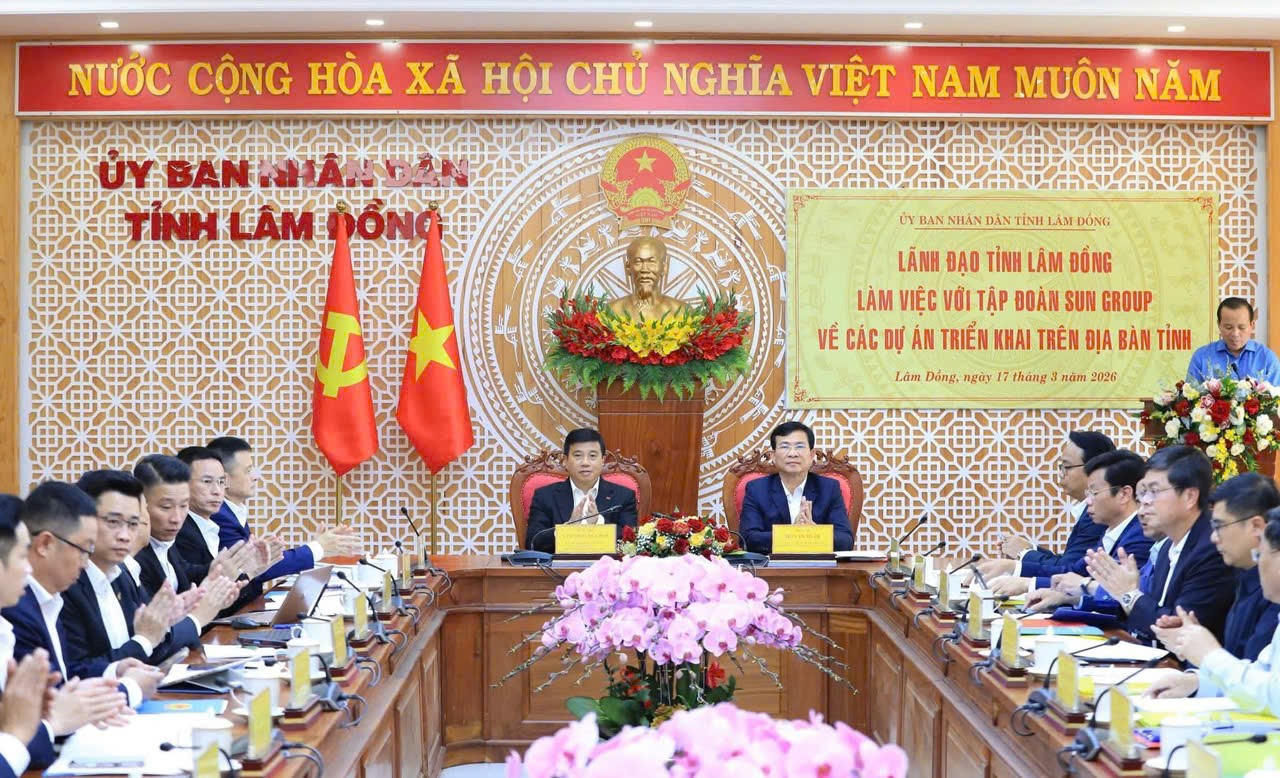 Ông Y Thanh Hà Niê Kđăm, Ủy viên Trung ương Đảng, Bí thư Tỉnh ủy và ông Hồ Văn Mười, Ủy viên Trung ương Đảng, Chủ tịch UBND tỉnh Lâm Đồng chủ trì buổi làm việc.