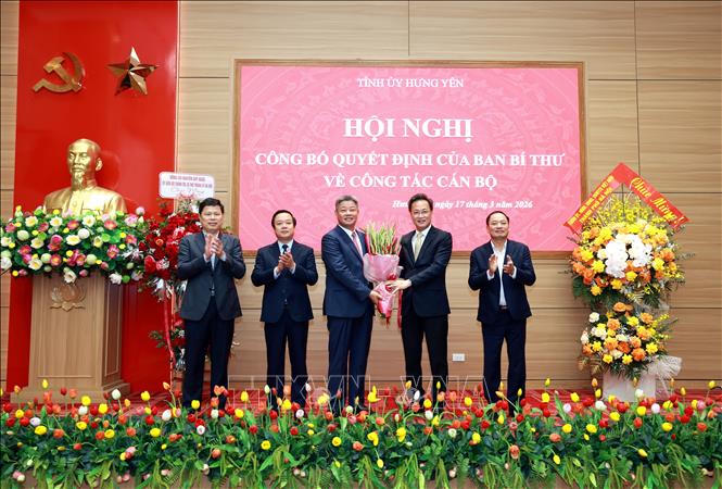 Các đồng chí Thường trực Tỉnh ủy Hưng Yên tặng hoa chúc mừng đồng chí Nguyễn Mạnh Quyền. Ảnh: Đinh Văn Nhiều/TTXVN.