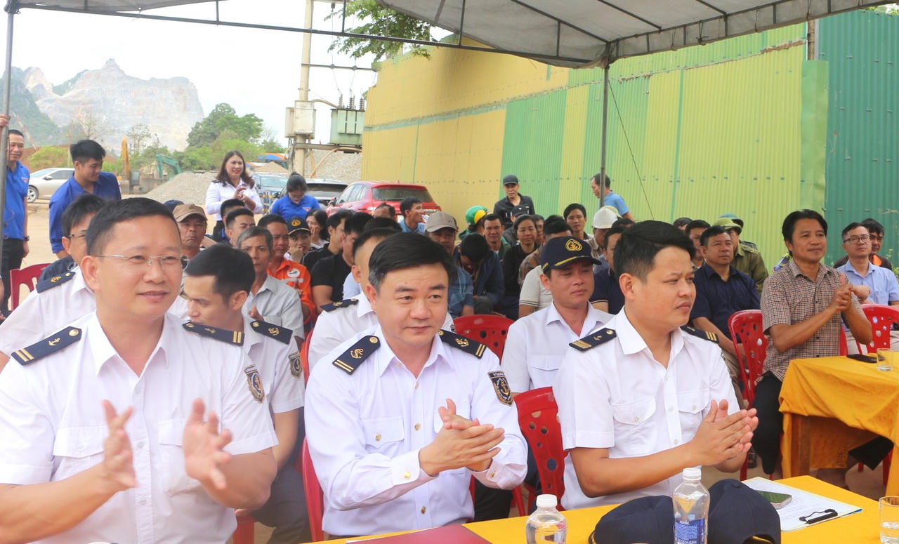 “Mặc áo phao - bảo vệ chính mình”: Thông điệp gửi người dân ven sông Gianh