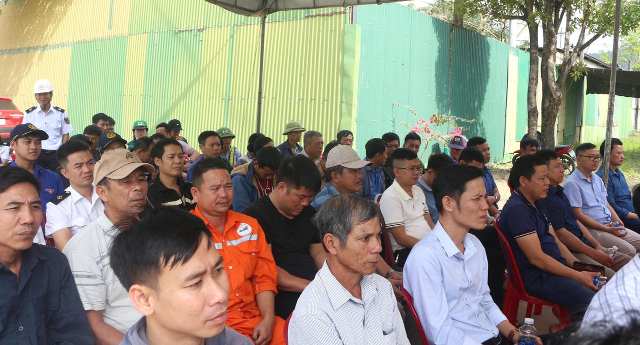 “Mặc áo phao - bảo vệ chính mình”: Thông điệp gửi người dân ven sông Gianh