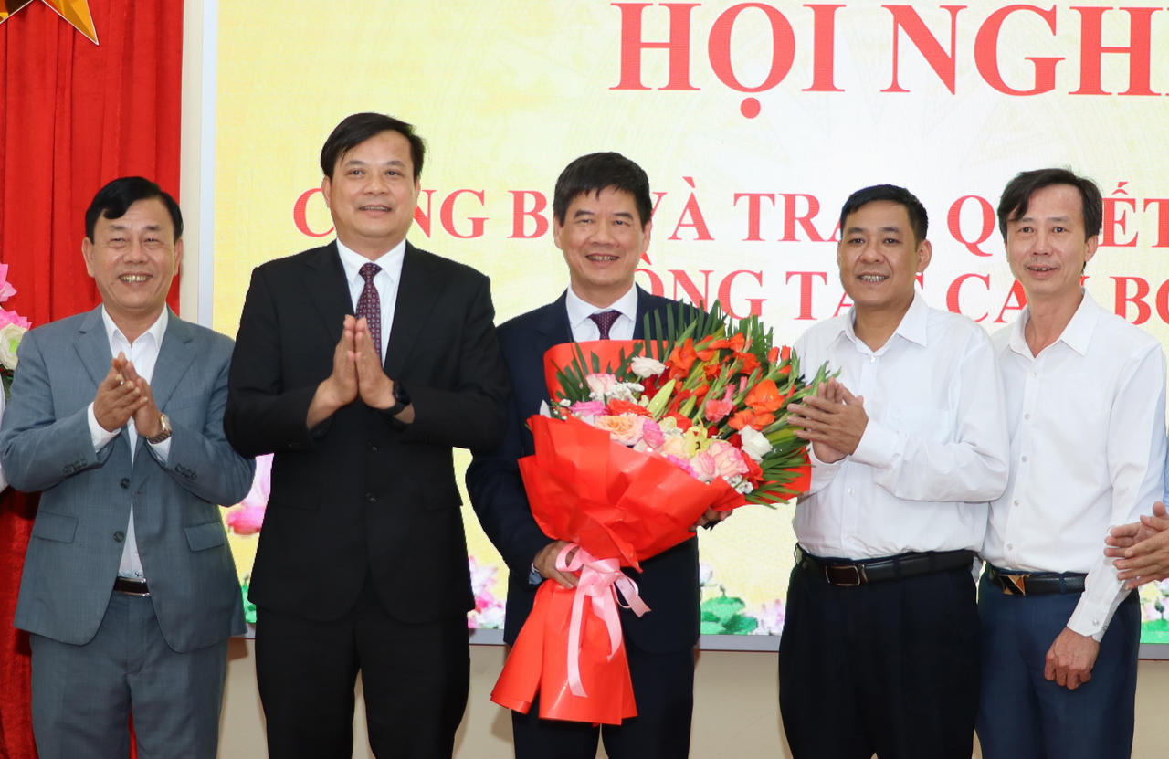 Các đại biểu tặng hoa chúc mừng tân Giám đốc Ban Quản lý dự án các công trình NN&PTNT&nbsp;tỉnh Điện Biên (Ảnh: CTV).