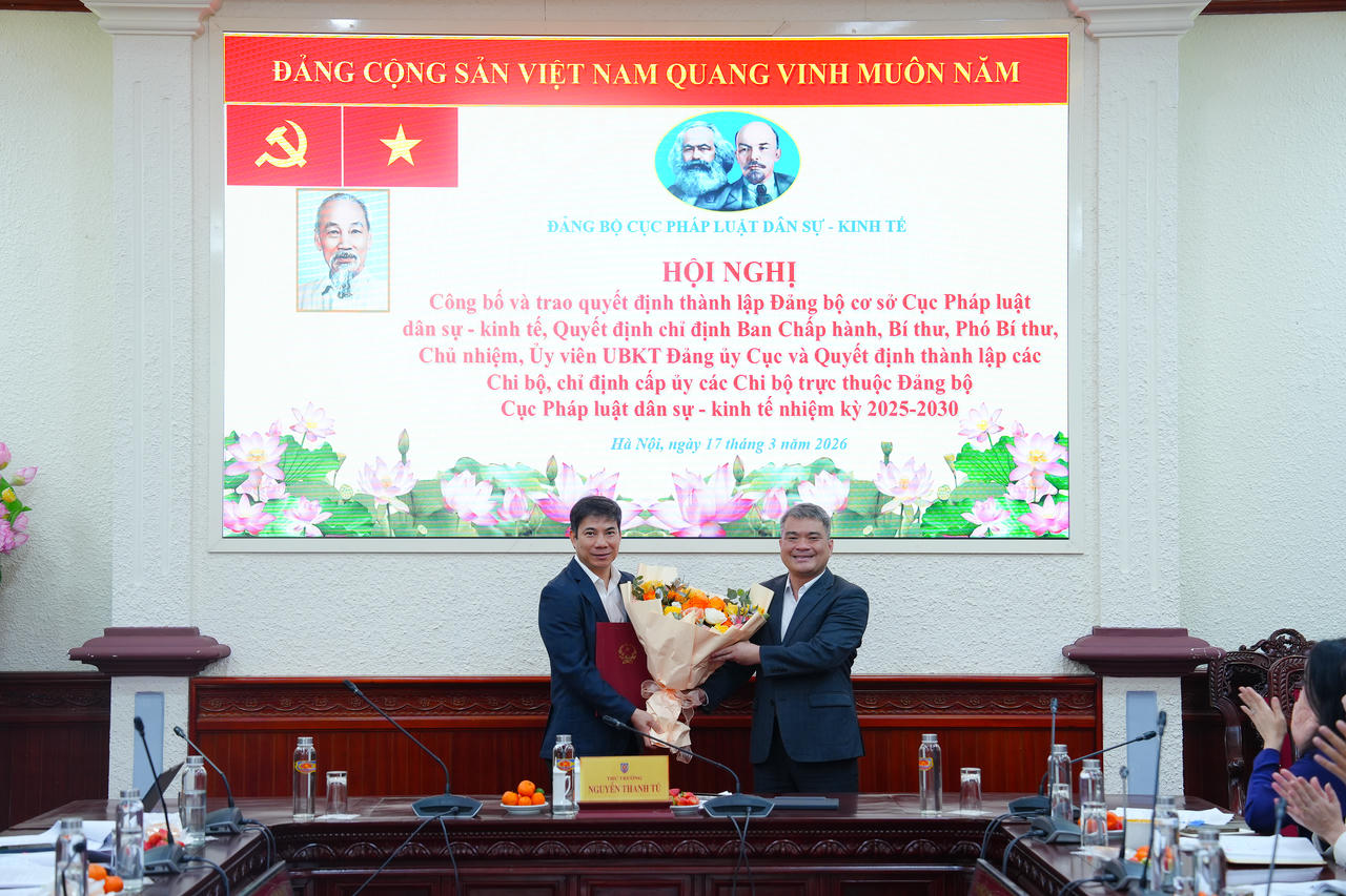 Trao Quyết định thành lập Đảng bộ cơ sở Cục Pháp luật dân sự - kinh tế