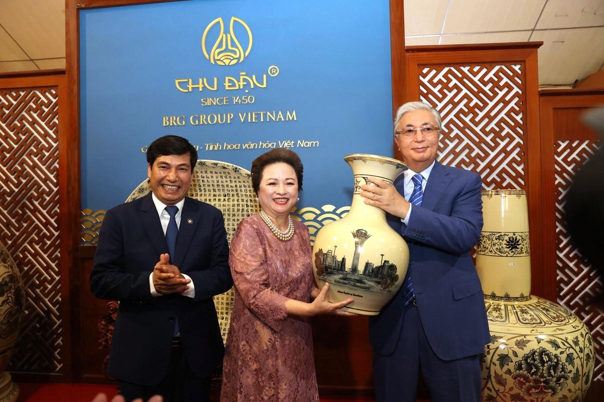 Bà Nguyễn Thị Nga tặng bình gốm Chu Đậu vẽ vàng kim cho Tổng thống Kazakhstan Kassym-Jomart Tokayev