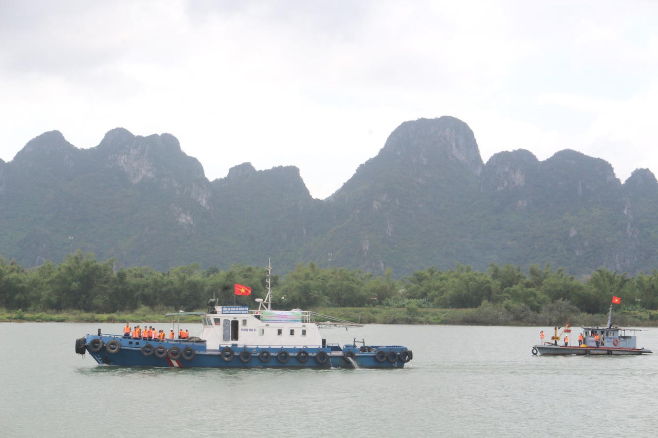 “Mặc áo phao - bảo vệ chính mình”: Thông điệp gửi người dân ven sông Gianh