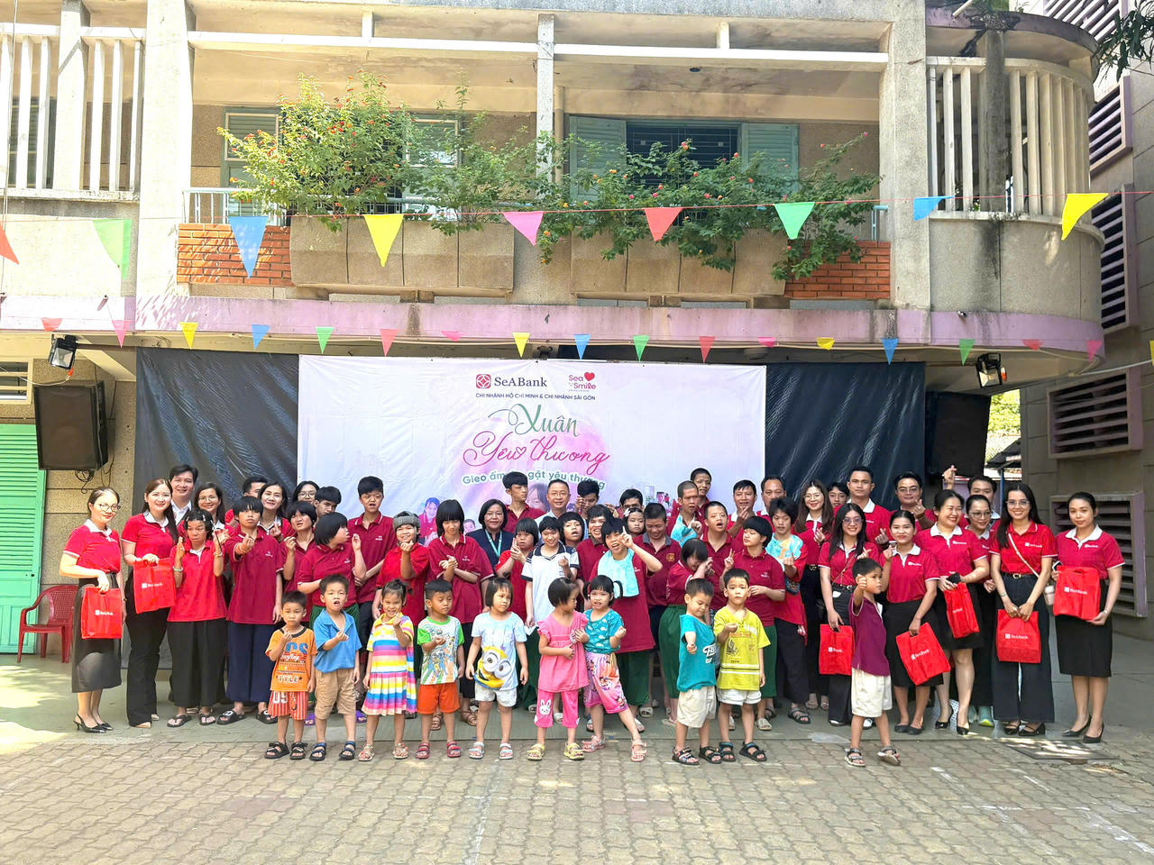 Tình yêu thương được gửi trao đúng thời điểm.(Ảnh: Lê Hanh)