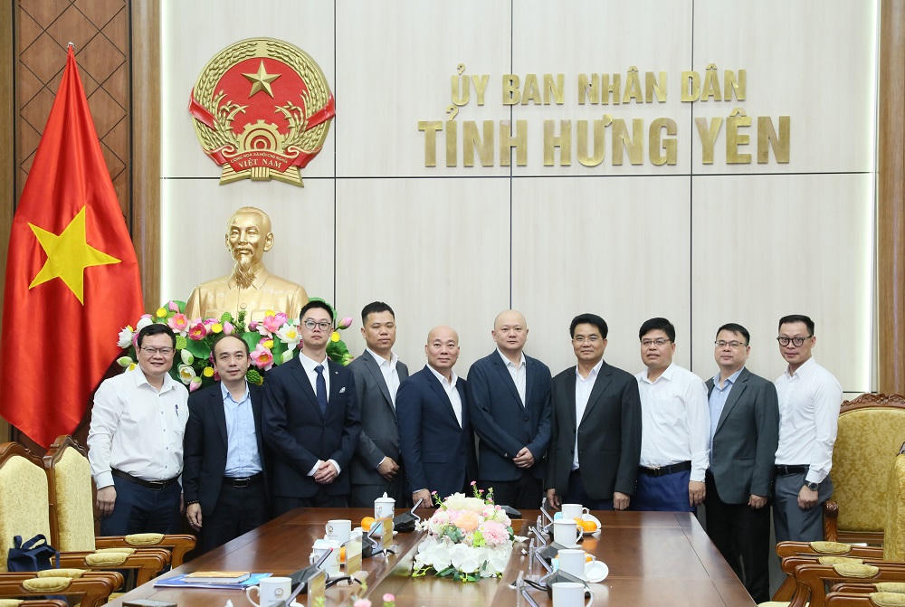 Các đại biểu chụp ảnh lưu niệm.