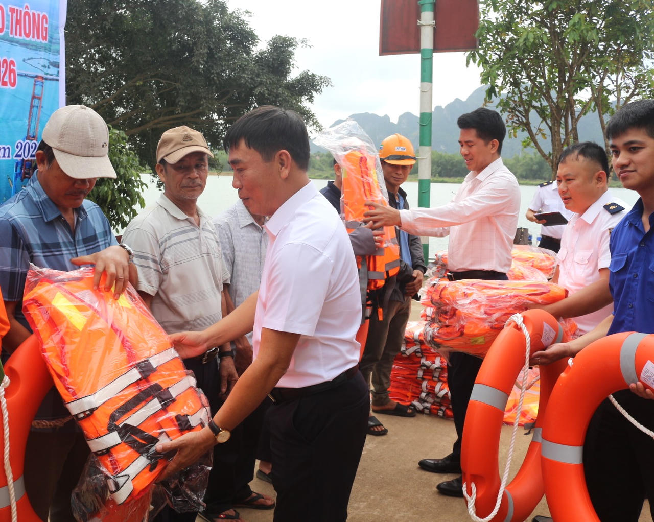 “Mặc áo phao - bảo vệ chính mình”: Thông điệp gửi người dân ven sông Gianh
