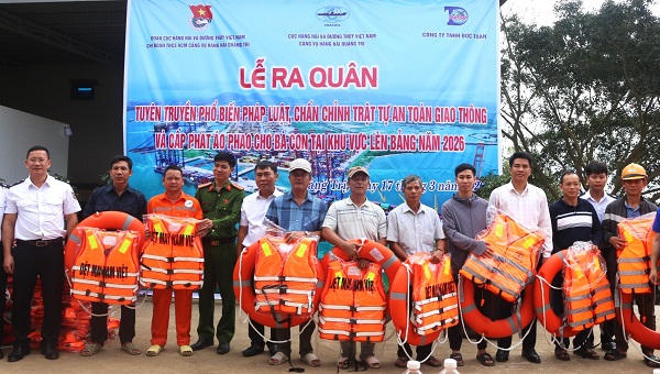 “Mặc áo phao - bảo vệ chính mình”: Thông điệp gửi người dân ven sông Gianh