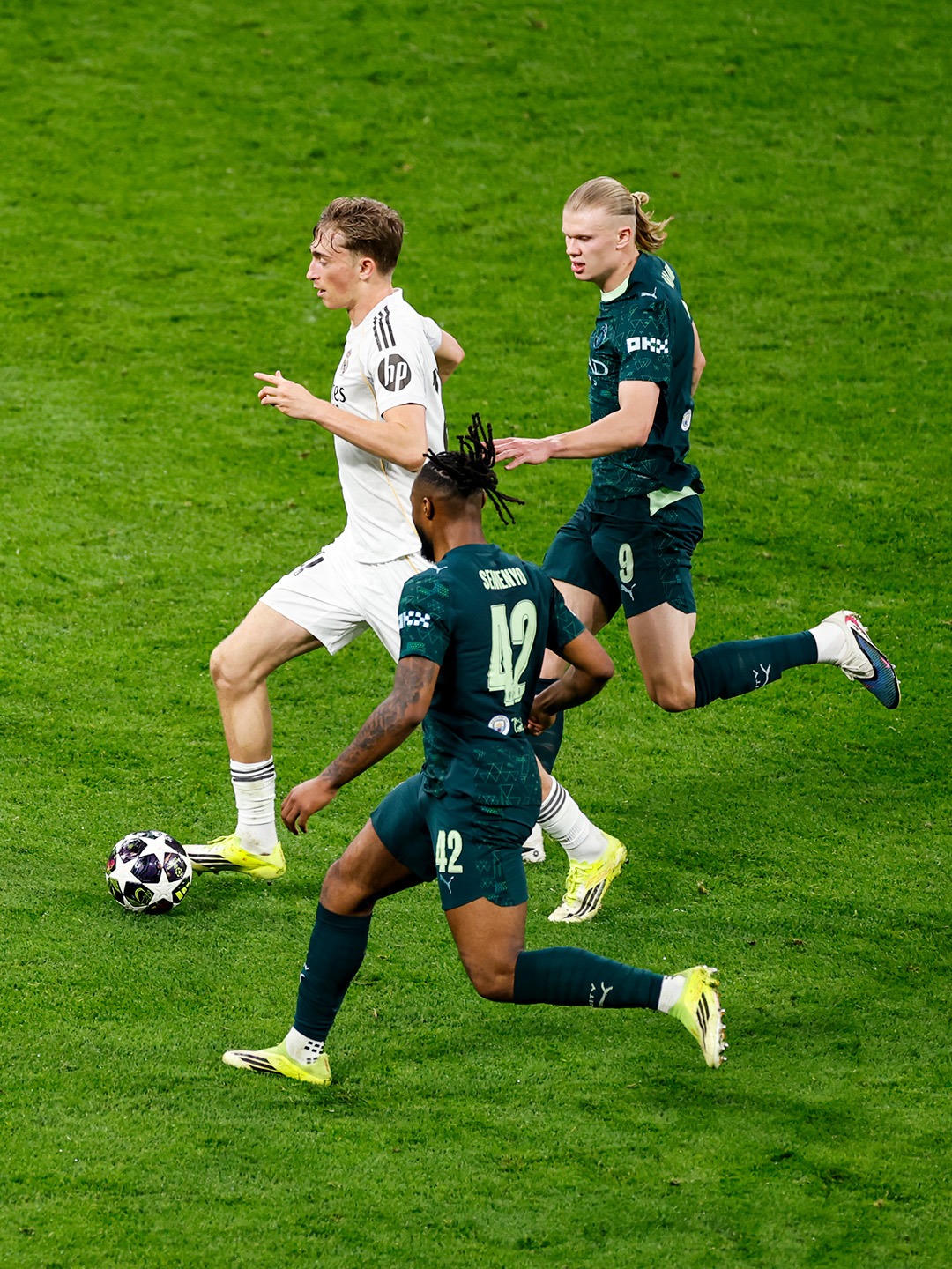 Rất khó để Man City (áo xanh) đuổi kịp Real Madrid trong giai đoạn này (Ảnh R.M)