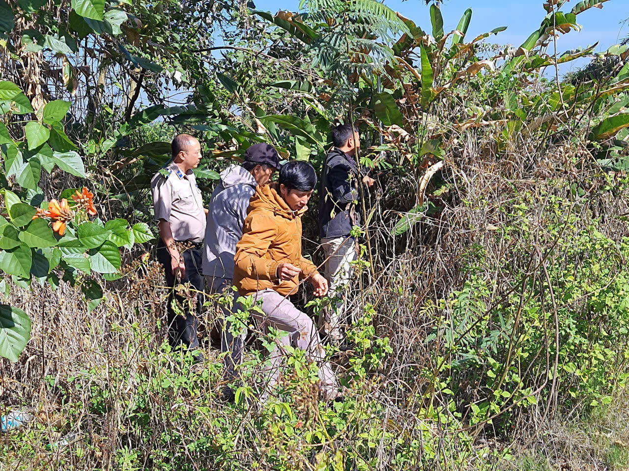 Chấp hành viên Phòng THADS khu vực 4 Lâm Đồng tác nghiệp trong điều kiện địa hình hiểm trở.