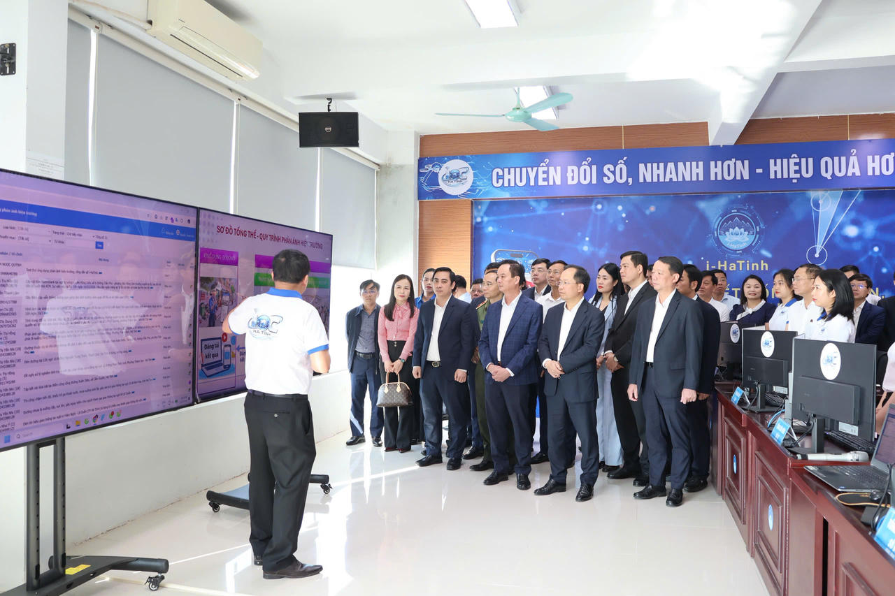 Các đại biểu tham quan trung tâm điều hành.