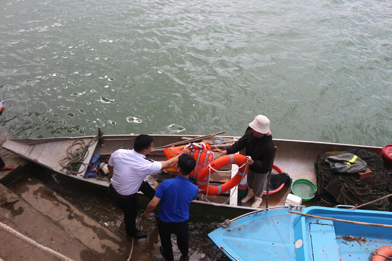 “Mặc áo phao - bảo vệ chính mình”: Thông điệp gửi người dân ven sông Gianh