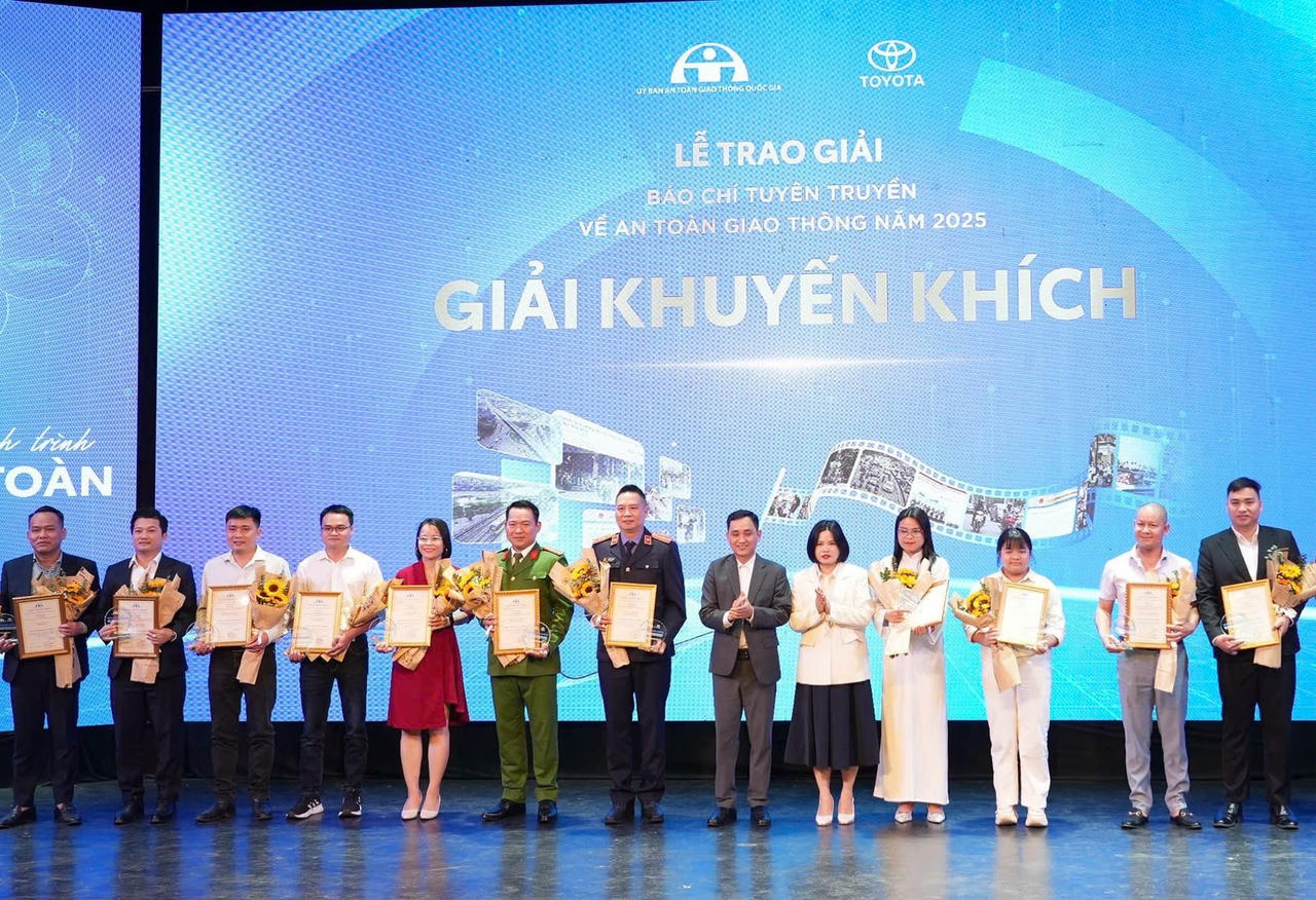 Ban tổ chức trao giải cho các tập thể và cá nhân