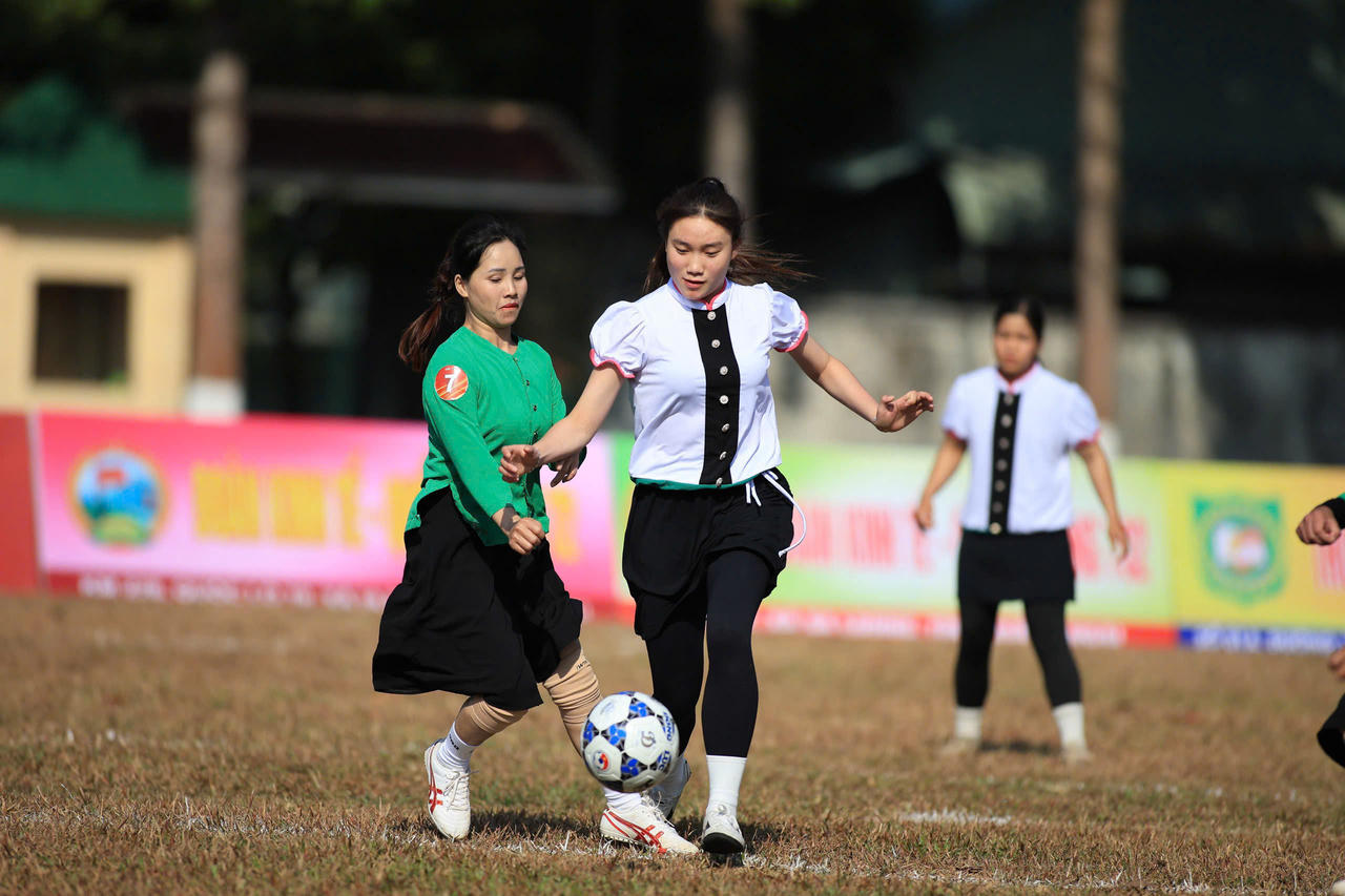 Các cầu thủ thể hiện tài năng ngay trận đấu mở màn. Ảnh: Hà Chính