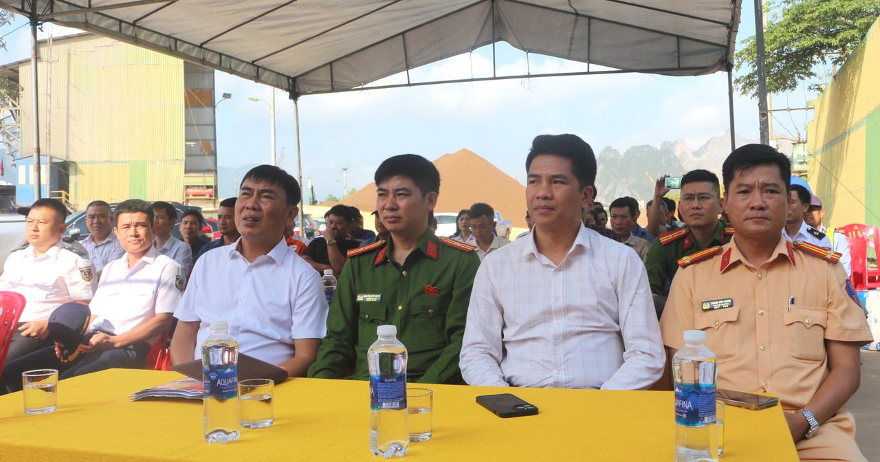 “Mặc áo phao - bảo vệ chính mình”: Thông điệp gửi người dân ven sông Gianh