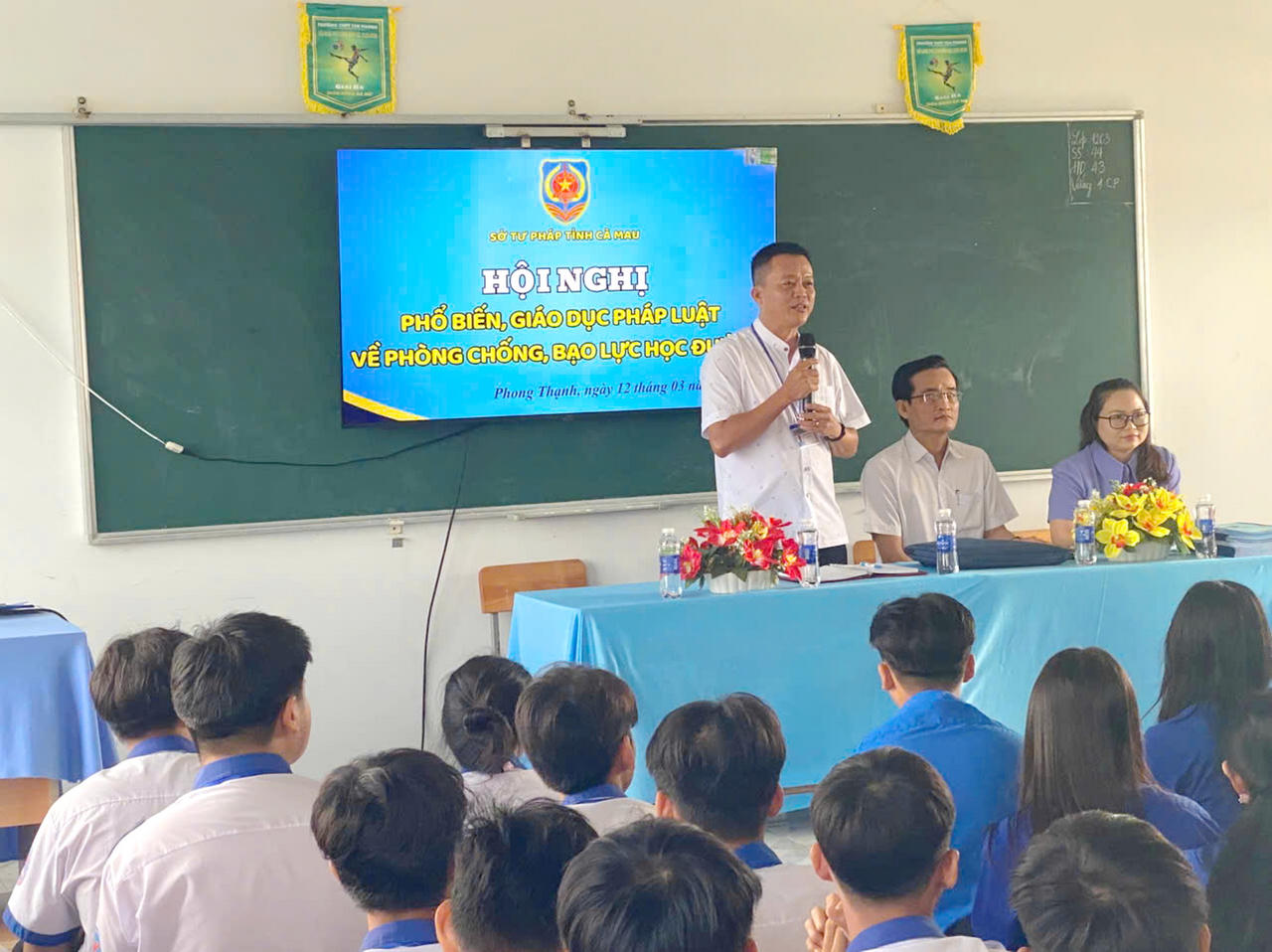 Thầy Trần Văn Chúng – Hiệu trưởng Trường THPT Tân Phong (xã Phong Thạnh), chia sẻ về tầm quan trọng của kiến thức pháp luật trong phòng, chống bạo lực học đường.