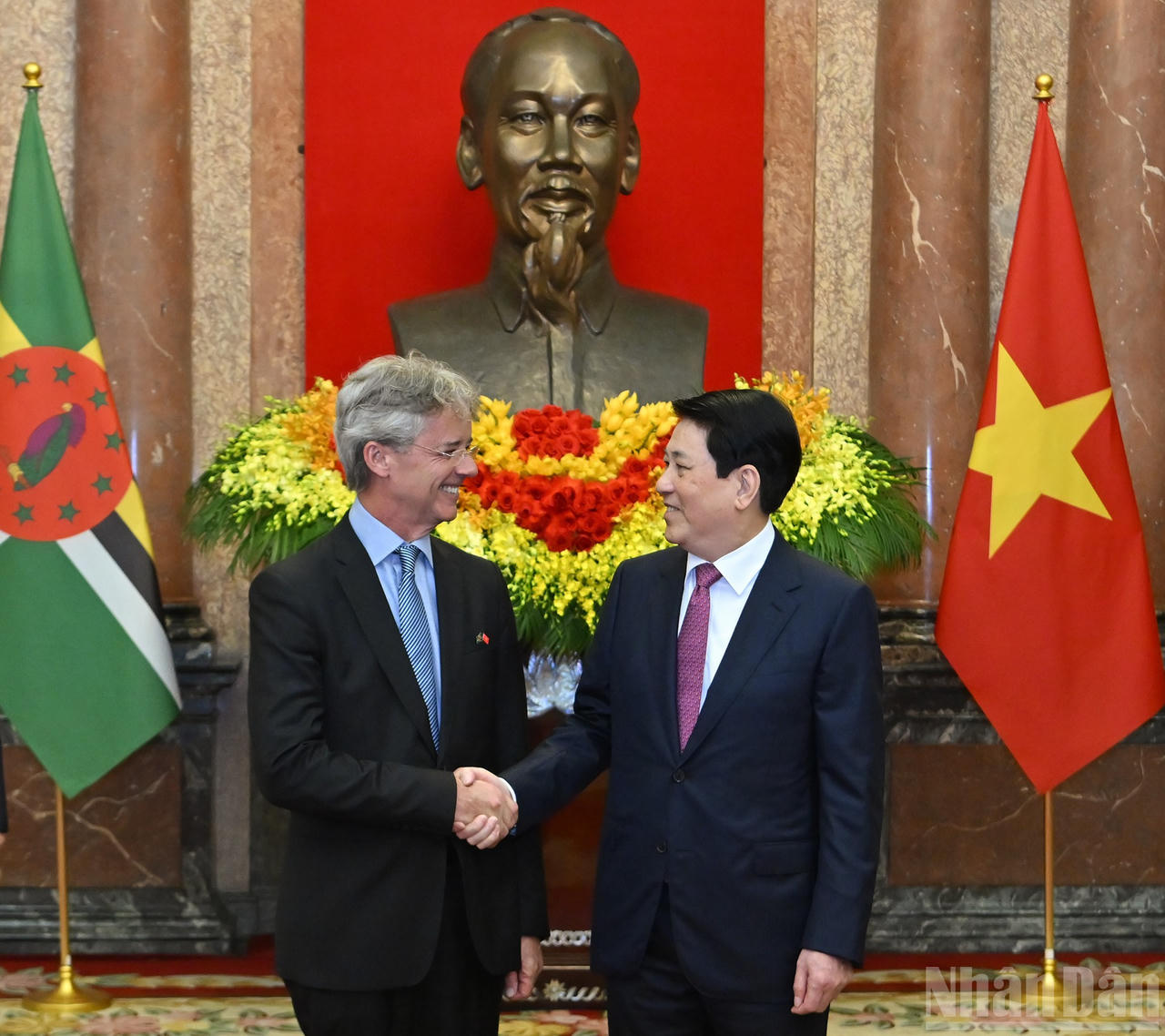 Chủ tịch nước Lương Cường và Đại sứ Dominica tại Việt Nam Jean-Francois Harvey tại buổi lễ. Ảnh: nhandan.vn