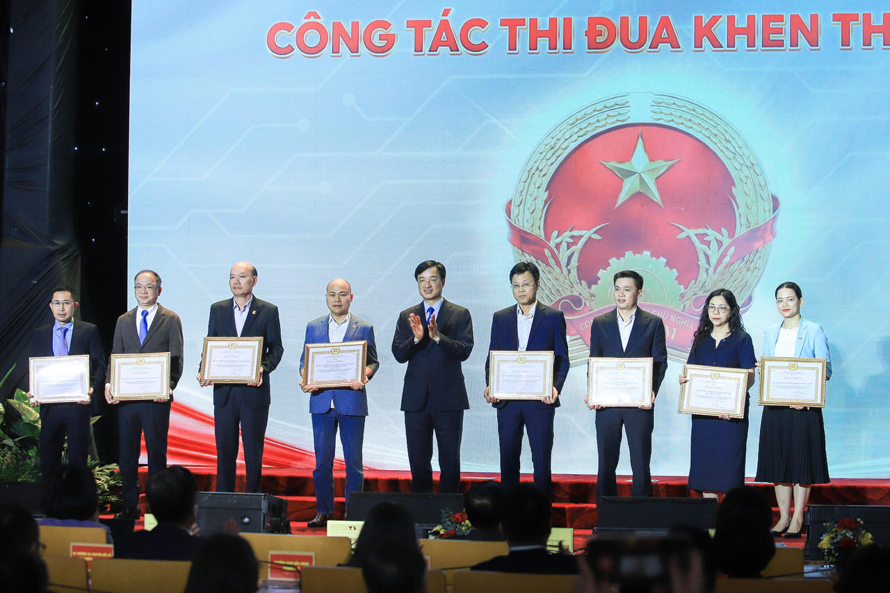 Tại buổi lễ, Đoàn đại biểu Quốc hội và HĐND Thành phố đã trao bằng khen cho các tập thể và cá nhân đã có thành tích xuất sắc trong việc thực hiện, triển khai chuyển đổi số trong hoạt động của HĐND các cấp.