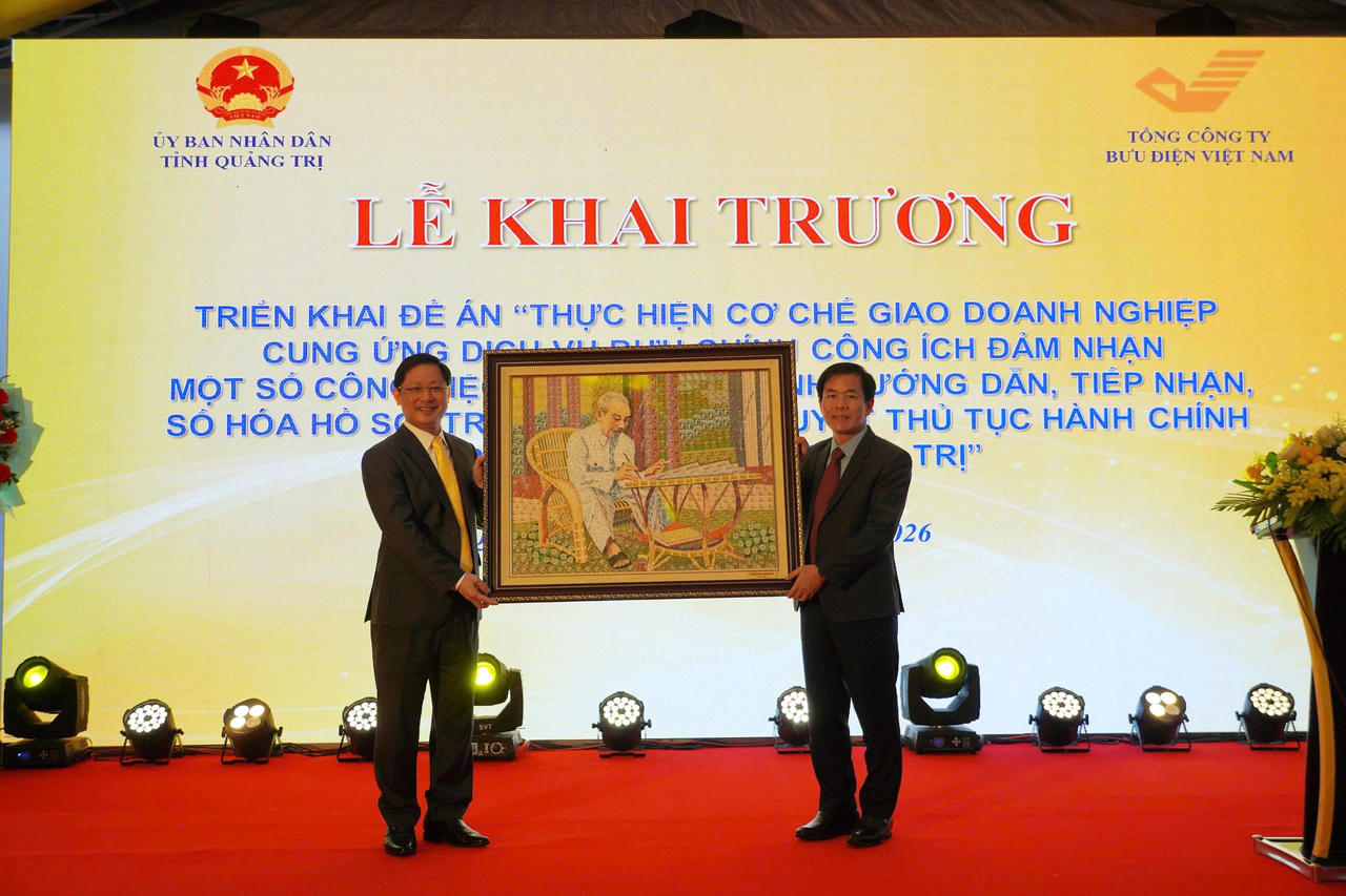 Lãnh đạo Tổng Công ty Bưu điện Việt Nam trao tặng Bí thư Tỉnh ủy Quảng Trị Nguyễn Văn Phương (bên phải) bức tranh Chủ tịch Hồ Chí Minh được ghép từ tem bưu chính.