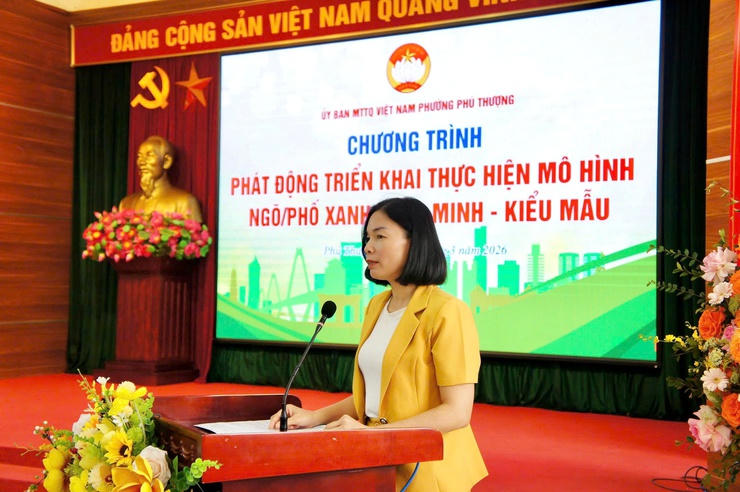 Bà Đỗ Thị Phương Lân - Phó Chủ tịch Thường trực Ủy ban MTTQ Việt Nam phường, Chủ tịch Hội LHPN phường phát động phong trào.
